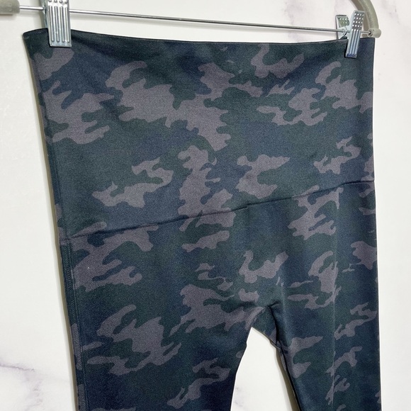 SPANX Camo Look at Me Now Seamless Cropped Leggings - Picture 12 of 15